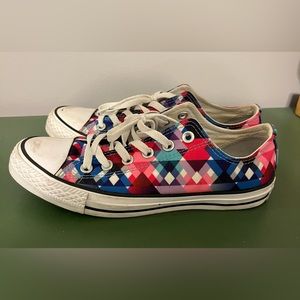 Patterned low top converse